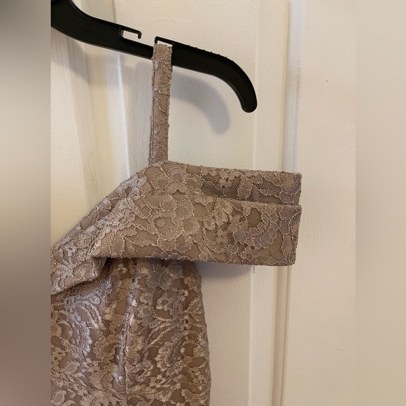 R&M Richard’s Women’s Size 10 Formal Tan/Gold Lace Gown - Picture 3 of 12